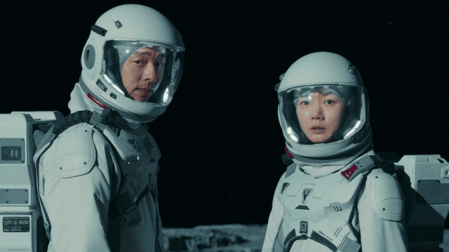 Gong Yoo, Bae Doona căng thẳng khám phá mặt trăng trong bom tấn "The silent sea"