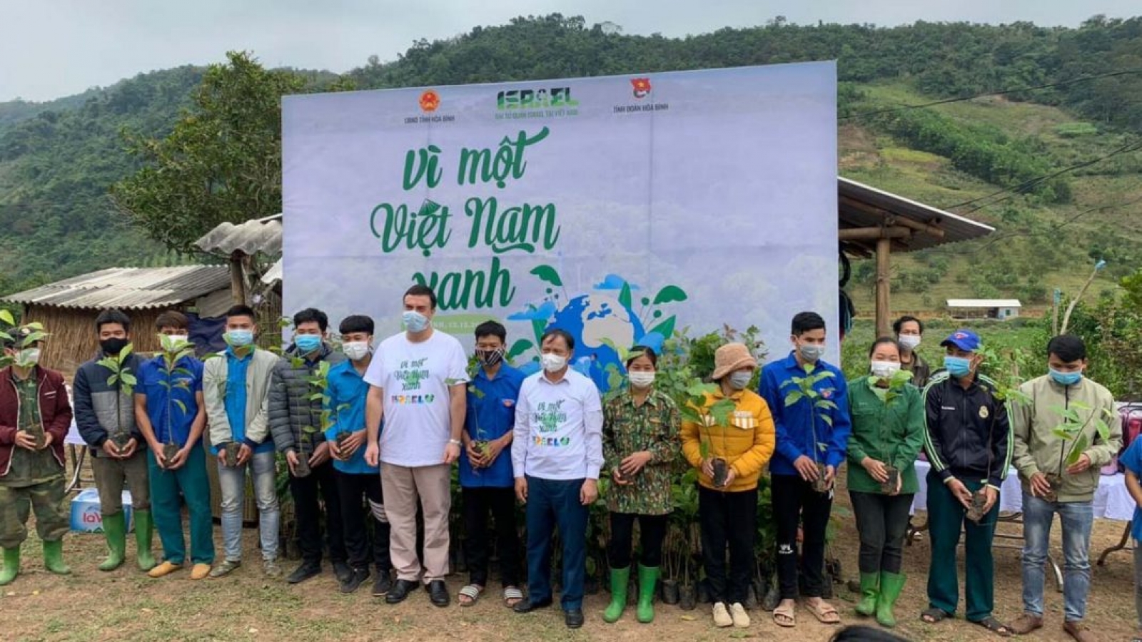 Israeli embassy donates over 22,000 trees to Hoa Binh farmers