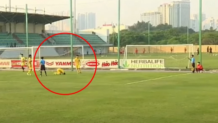 Cầu thủ U21 HAGL “quỳ lạy” trọng tài ở trận thua U21 Hà Nội FC