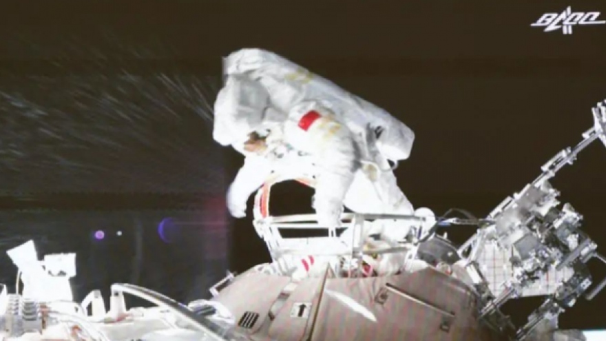 Phi hành gia tàu Thần Châu-13 hoàn thành chuyến đi bộ ngoài không gian thứ 2