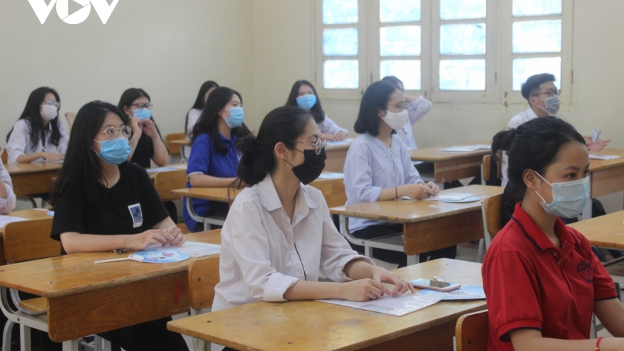 Nhiều trường ở Hà Nội chuẩn bị cho học sinh đến trường, một số còn do dự