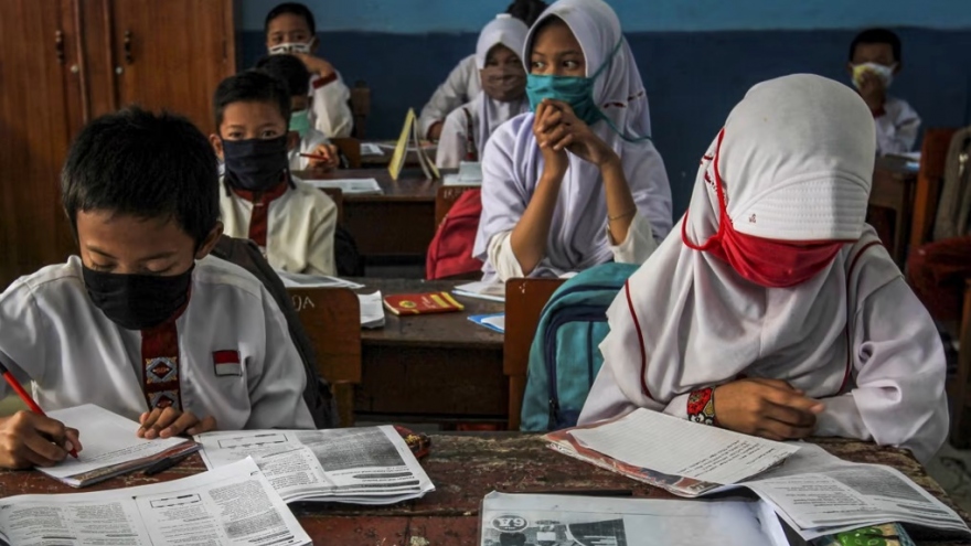 Thầy giáo Hồi giáo Indonesia bị xử tù chung thân vì tội hiếp dâm 13 học sinh nữ