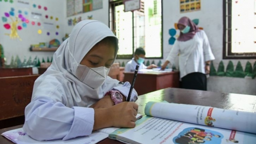 Indonesia đẩy nhanh việc mở lại lớp học trực tiếp