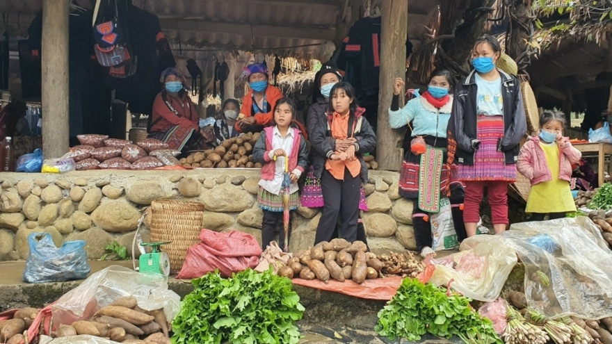 Sin Suoi Ho flea market bustling with ethnic activities