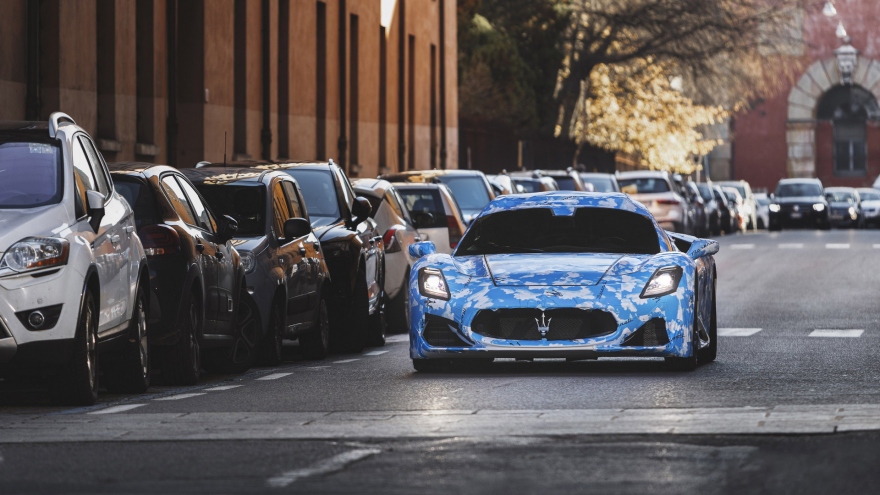 Siêu xe Maserati MC20 mui trần lộ diện trên đường phố trước ngày ra mắt