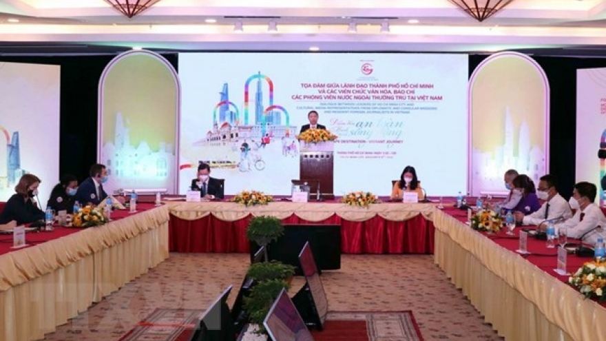HCM City leaders talk with foreign cultural officers, reporters