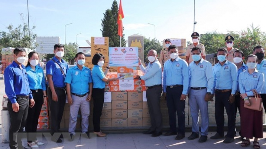 COVID-19: Cambodian Union of Youth Federations presents medical supplies to Vietnam