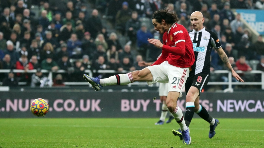 Edinson Cavani ghi bàn, MU thoát thua trên sân Newcastle