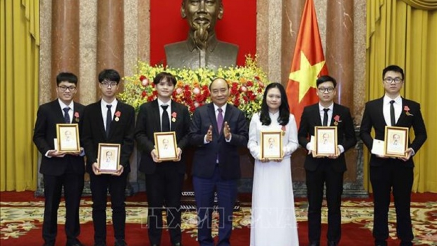 President presents Labour Order to int’l Olympiad winners