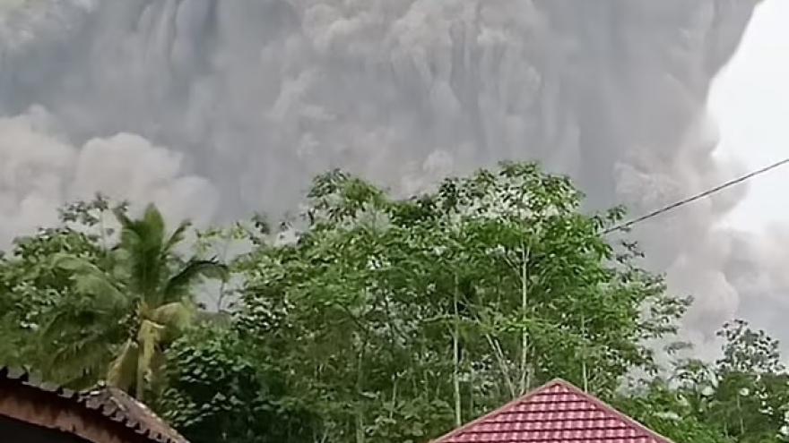 Núi lửa Indonesia phun trào khiến 13 người thiệt mạng, hàng chục người bị bỏng nặng
