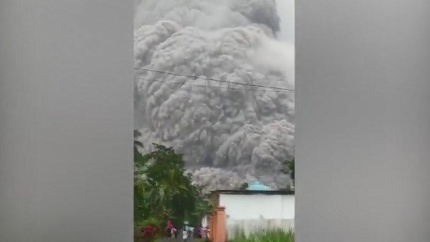 Kinh hoàng cảnh tượng núi lửa Semeru (Indonesia) phun trào, người dân phải tháo chạy