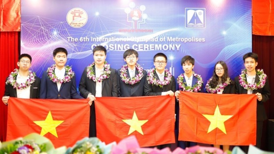 Vietnamese students win gold, silver medals at Int’l Olympiad of Metropolises