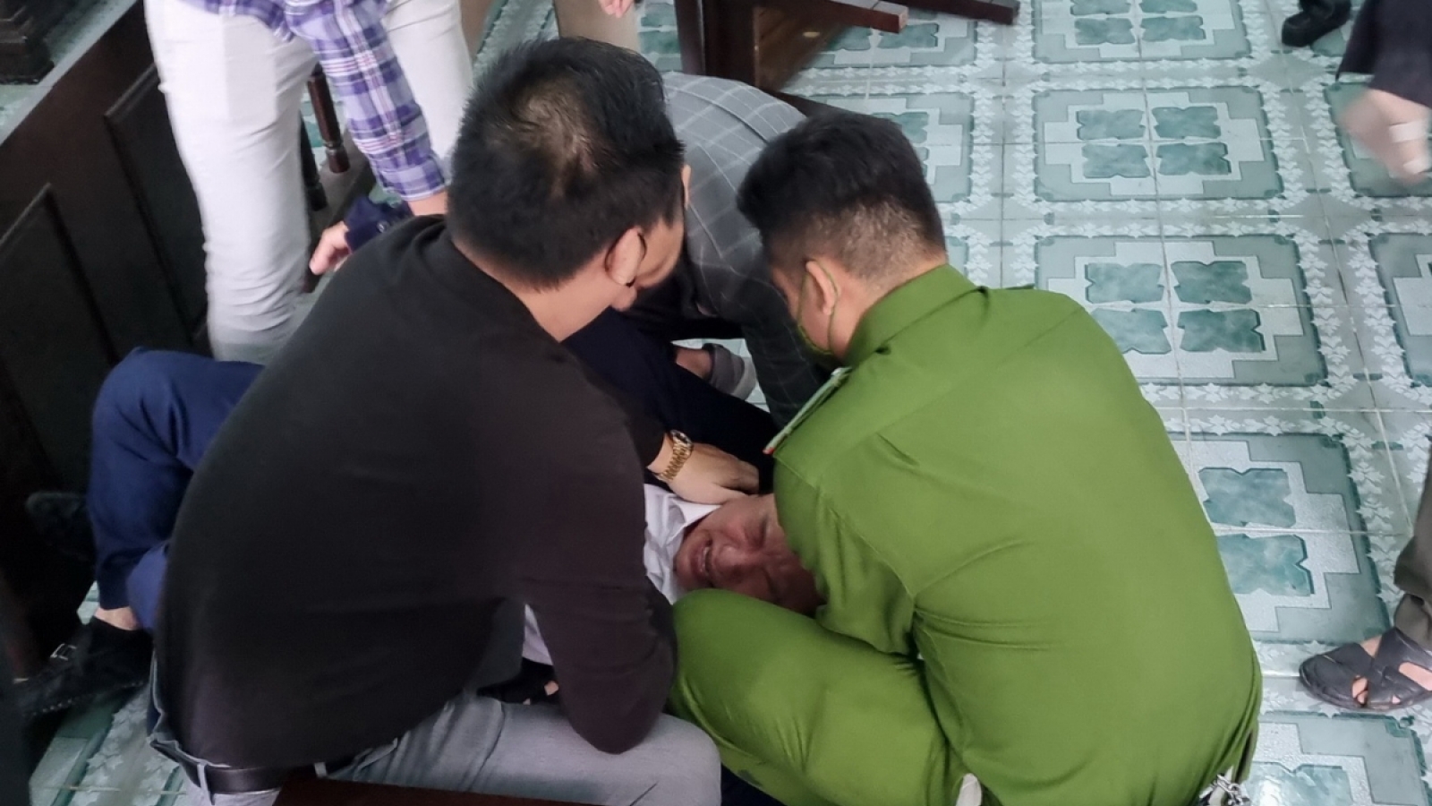 Chủ tịch nước yêu cầu báo cáo vụ việc tự tử tại tòa án trước ngày 20/12 