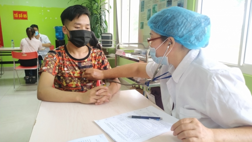 Quảng Ninh phấn đấu hết quý I/2022 tiêm đủ mũi vaccine thứ 3 cho người dân