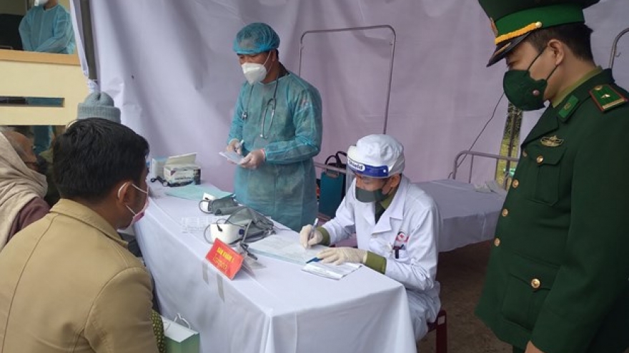 Vietnamese, Lao military doctors provide medical checkup for border residents