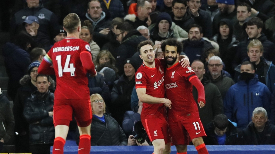 Salah lập cú đúp, Liverpool tiếp tục cuộc đua "tam mã" với Chelsea và Man City