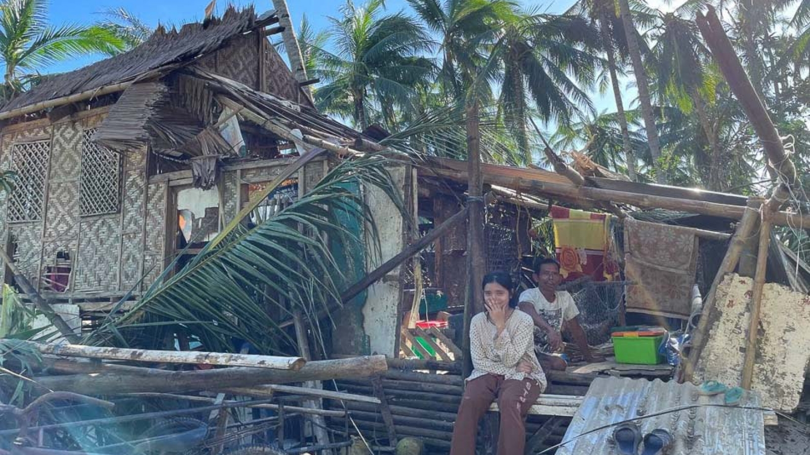 Philippines đối mặt “thảm họa kép”: Siêu bão Rai và nguy cơ bùng phát Covid-19