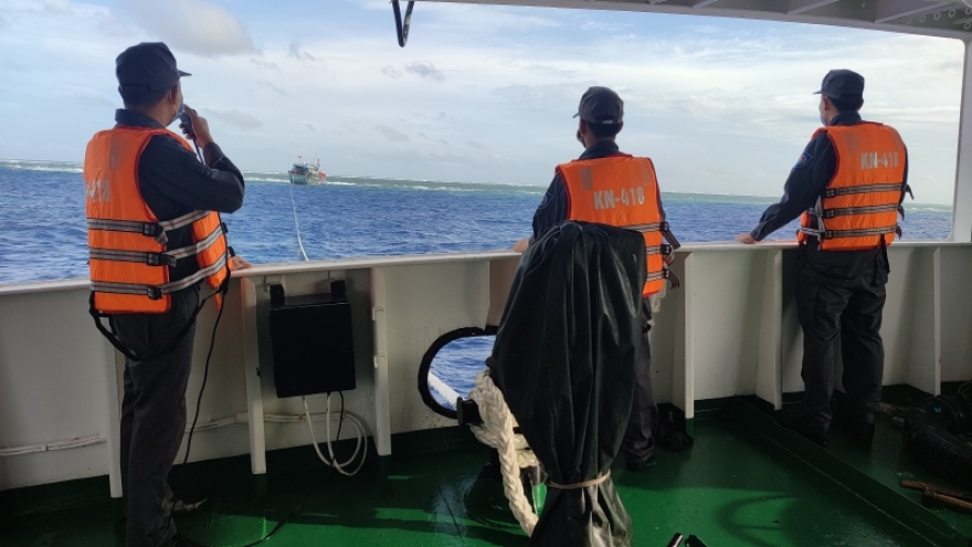 Tàu KN418 cứu kéo tàu cá Quảng Ngãi bị mắc cạn