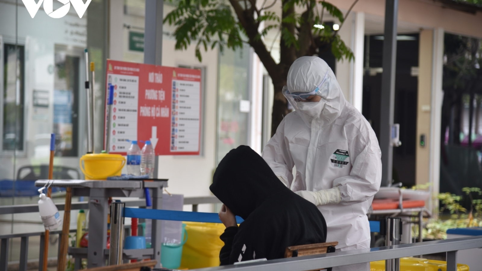 COVID-19: Hanoi records close to 1,000 new infections, just behind HCM City