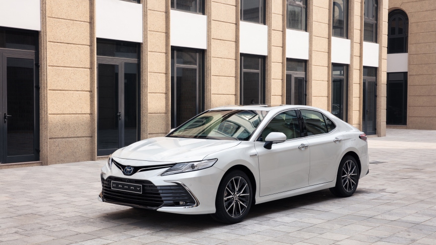 Toyota Camry 2022 thêm hai phiên bản mới, chốt giá từ 1,05 tỷ đồng tại Việt Nam