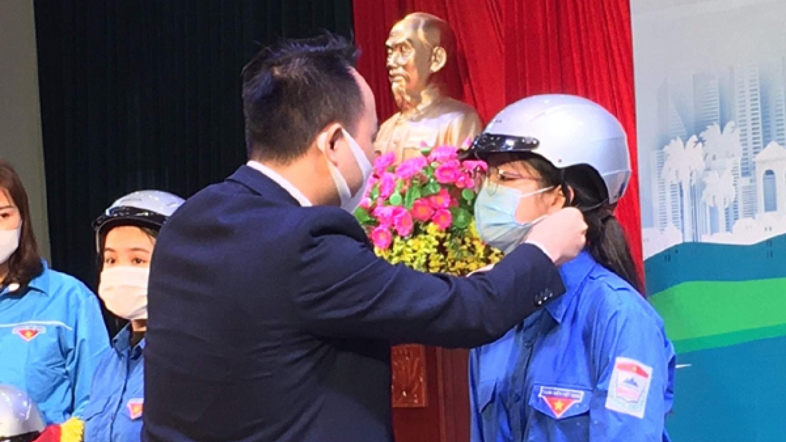 Honda Vietnam to present 20,000 helmets to people nationwide 