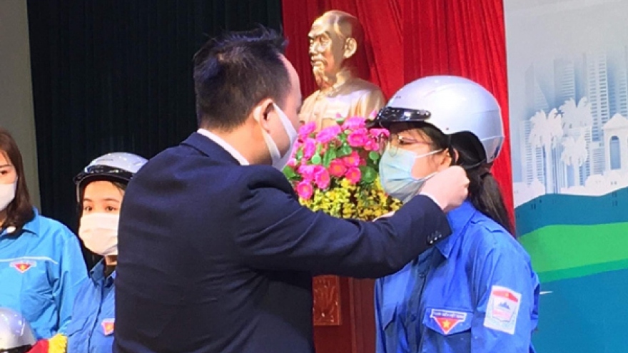 Honda Vietnam to present 20,000 helmets to people nationwide 