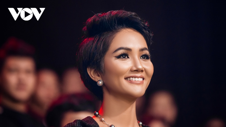 Hoa hậu H'Hen Niê: Tôi cảm thấy khá "quê" vì thanh xuân không có ai theo đuổi