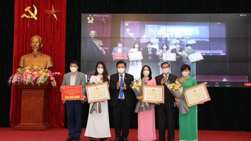 Winners of contest on compiling Vietnamese language learning materials for OVs honoured