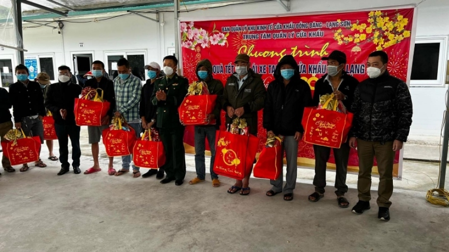 Tặng quà hàng trăm lái xe đón Giao thừa tại các cửa khẩu ở Lạng Sơn