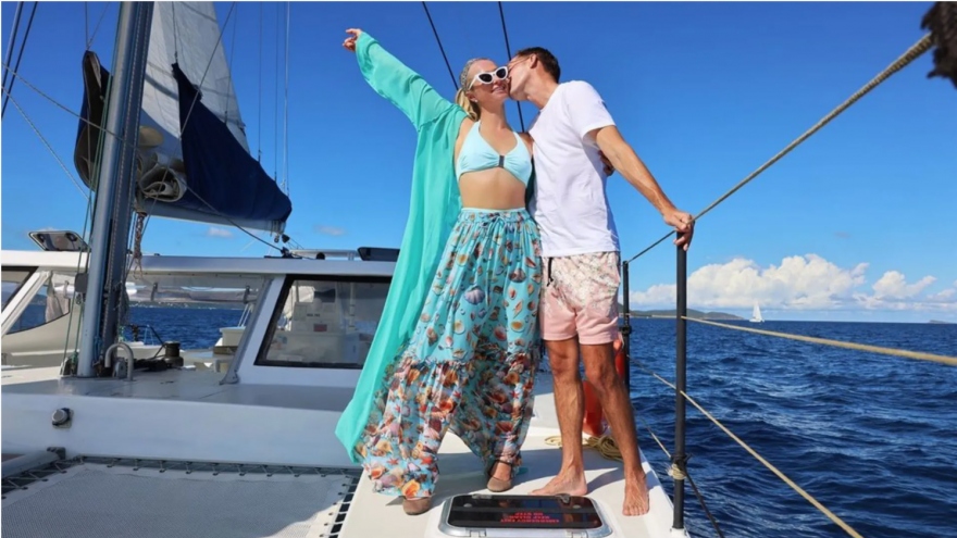 Paris Hilton hưởng tuần trăng mật "độc, lạ" bên chồng