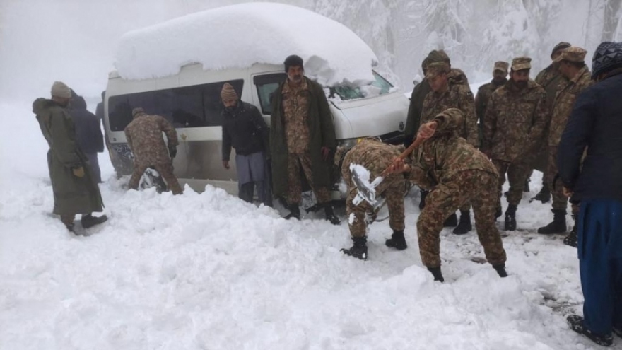 21 người chết rét trong ô tô ở Pakistan do tắc đường giữa mưa tuyết