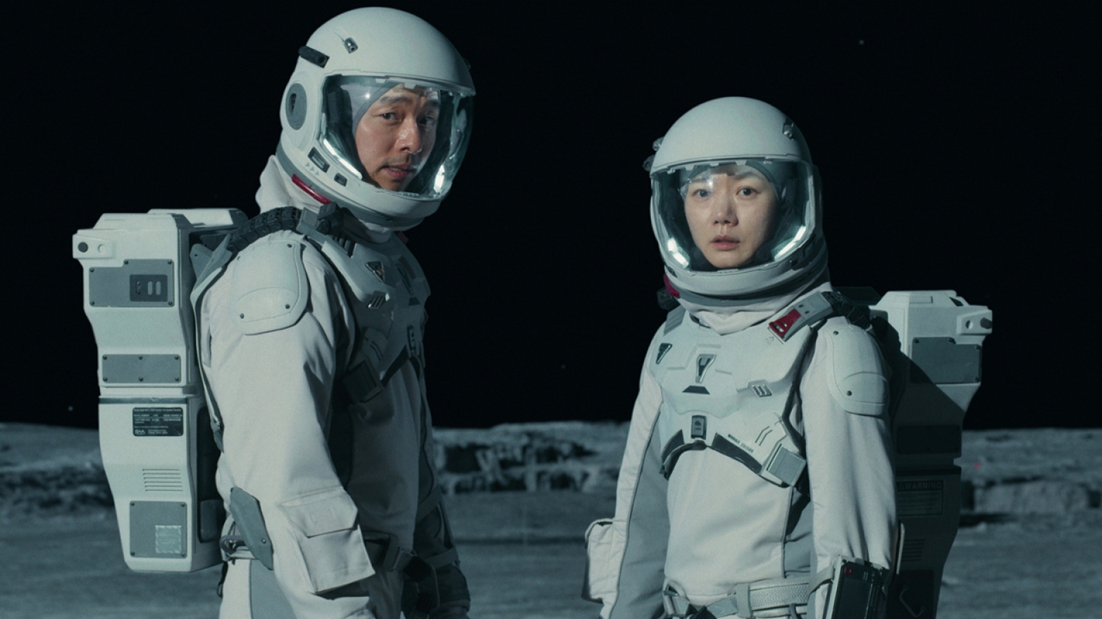 Gong Yoo, Bae Doona nói gì khi loạt phim "Biển tĩnh lặng" nhận ý kiến trái chiều?