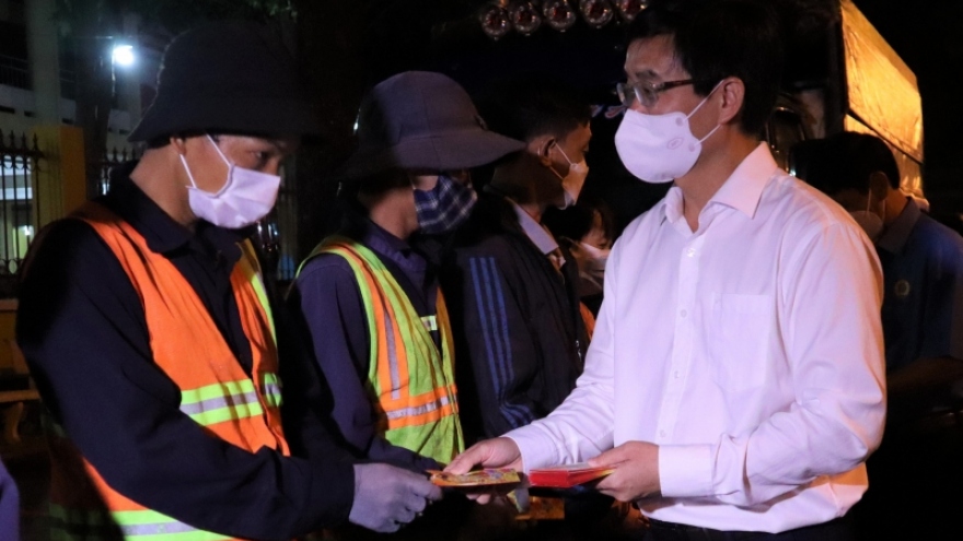 Bí thư Tỉnh uỷ Đắk Lắk chúc Tết công nhân môi trường làm nhiệm vụ đêm Giao thừa