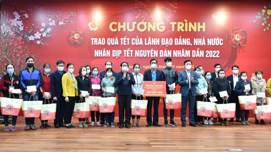 Phó Thủ tướng Lê Văn Thành trao quà tết cho công nhân lao động khó khăn tỉnh Hải Dương