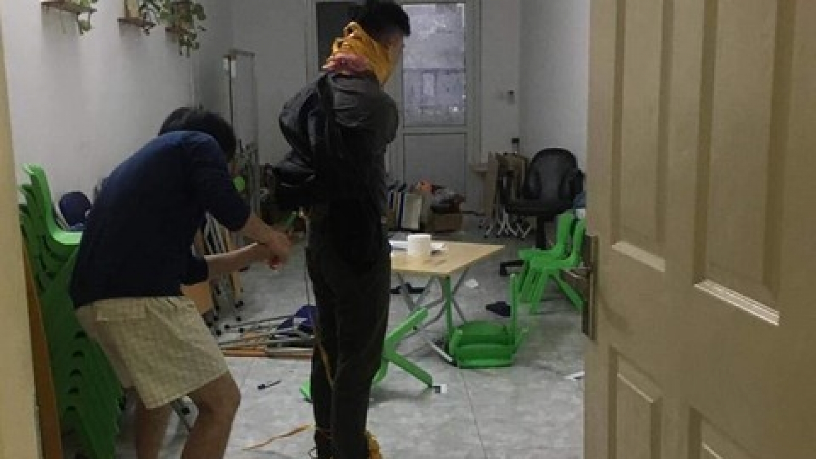 Lẻn vào chung cư bịt miệng, trói chủ nhà cướp điện thoại
