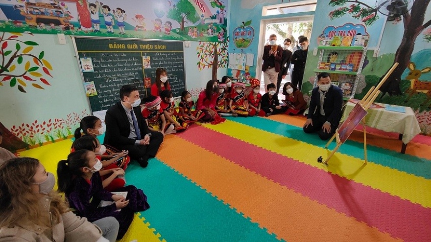 Israeli Embassy, Miss Universe VN H’Hen Nie open libraries for ethnic students
