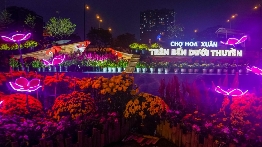 Unique floating flower market ready to welcome Tet customers