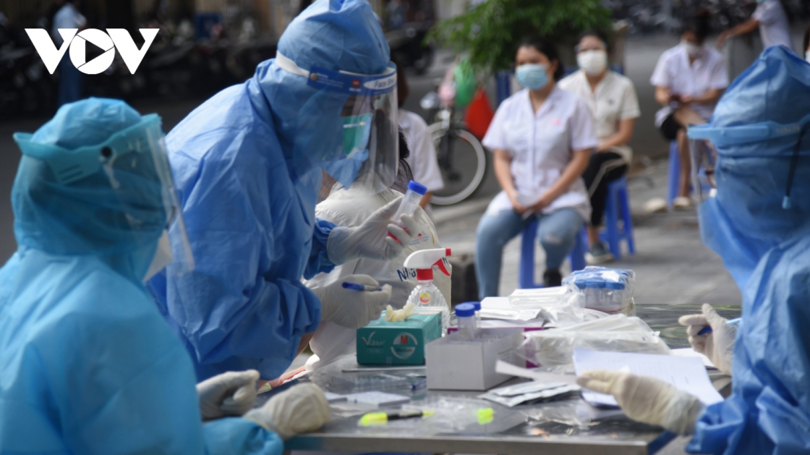 First Omicron community case in Hanoi recovers 