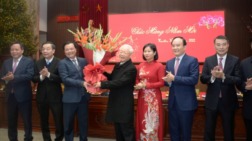 Party leader pays Tet visit to Hanoi Party Committee, administration 