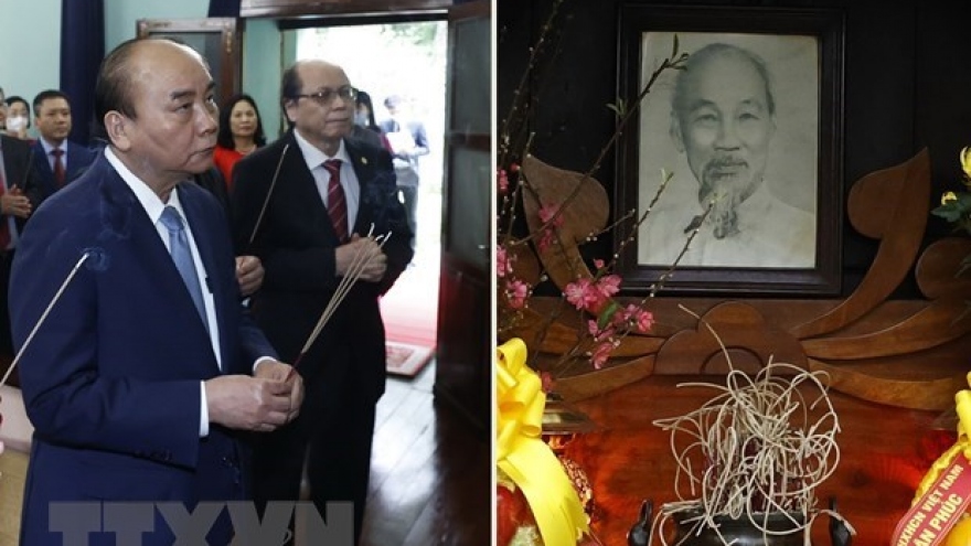 State leader offers incense to President Ho Chi Minh  