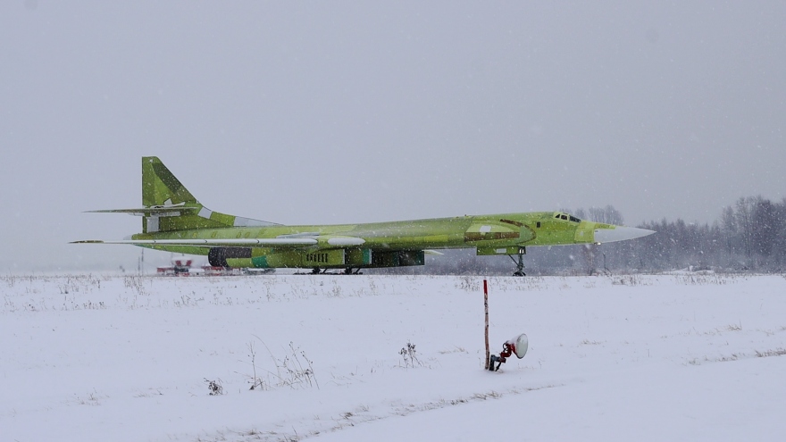 Máy bay mang tên lửa chiến lược Tu-160M lần đầu cất cánh