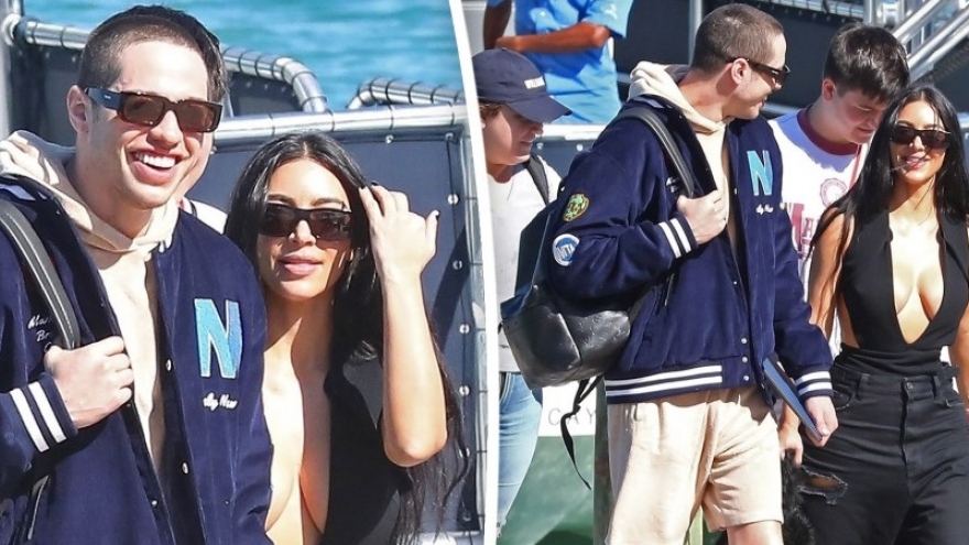 Kim Kardashian lên đồ gợi cảm đi du lịch cùng tình trẻ dịp đầu năm