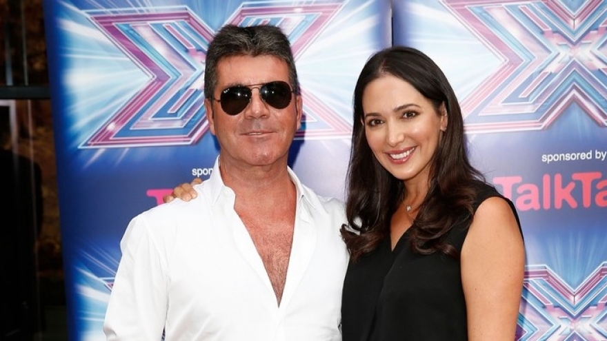 "Ông trùm" Simon Cowell cầu hôn bạn gái xinh đẹp trên bãi biển