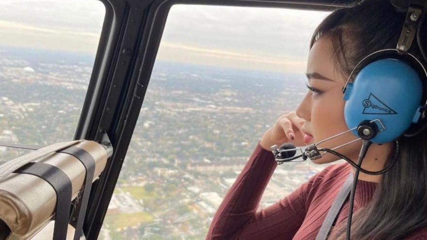 Hoa hậu Đỗ Thị Hà ngồi trực thăng ngắm cảnh thành phố Houston từ trên cao