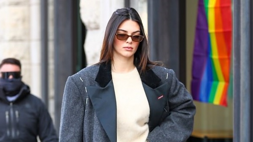 Kendall Jenner diện đồ hiệu đến xem triển lãm của Andy Warhol