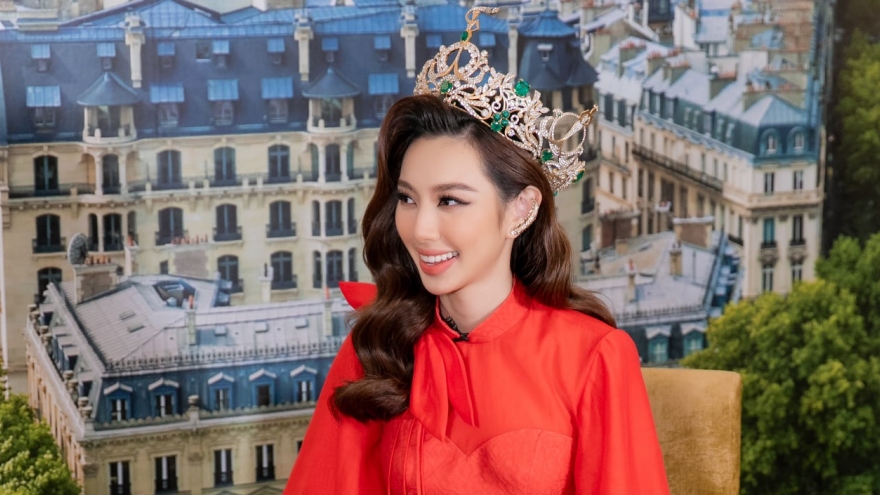 Hoa hậu Thùy Tiên diện áo dài Tết đỏ rực, đeo vương miện đắt giá dự sự kiện