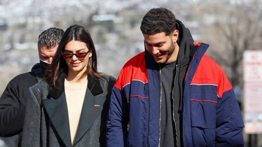 Kendall Jenner xinh đẹp đi mua sắm cùng bạn thân Fai Khadra sau tin đồn đính hôn