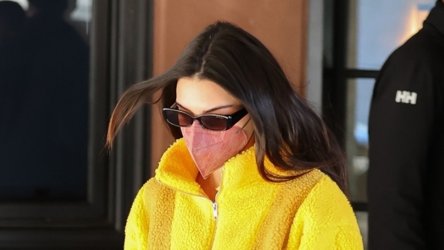 Kendall Jenner diện áo vàng nổi bật đi ăn trưa ở Aspen trước khi trở về Los Angeles