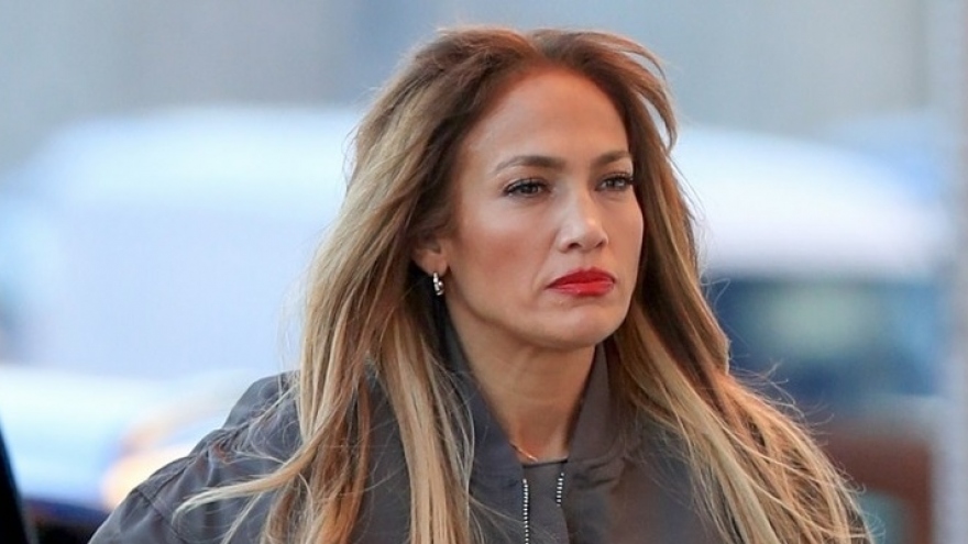 Jennifer Lopez xinh đẹp đến phòng thu dịp cuối tuần