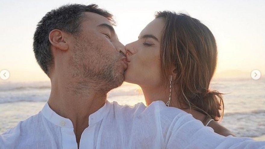 Alessandra Ambrosio ngọt ngào hôn bạn trai trên bãi biển dịp đầu năm